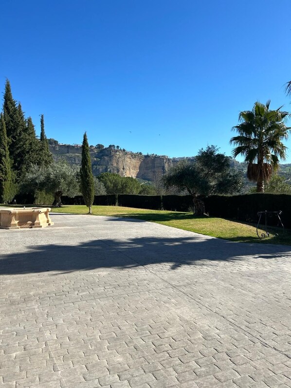 المنطقة المحيطة بالمنشأة