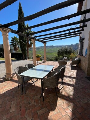 تناول الطعام بالخارج