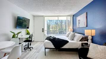 Iron/ironing board, WiFi, bed sheets