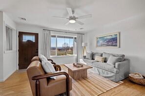 TV - Hilltop Farmhouse with Country Views Near the Grand at Willow Springs (Prairie Grove)