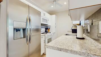 Frigorífico, microondas, horno y placa de cocina