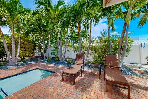 Dog friendly cottage with heated pool, grill & great location