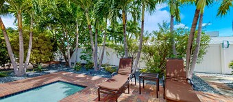 Dog friendly cottage with heated pool, grill & great location
