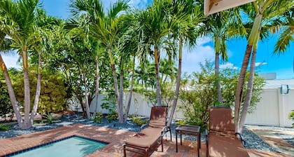 Dog friendly cottage with heated pool, grill & great location