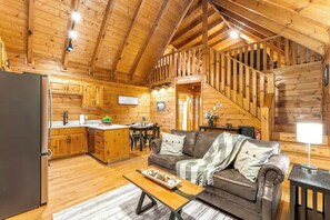 Smart TV, fireplace - Hidden Cozy Cabin Villa with Hot Tub Close to Everything (Pigeon Forge)