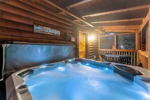 Outdoor dining - Hidden Cozy Cabin Villa with Hot Tub Close to Everything (Pigeon Forge)