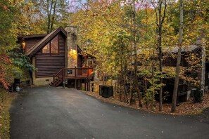 Property grounds - Hidden Cozy Cabin Villa with Hot Tub Close to Everything (Pigeon Forge)