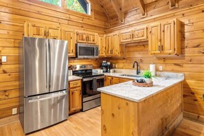 Private kitchen - Hidden Cozy Cabin Villa with Hot Tub Close to Everything (Pigeon Forge)