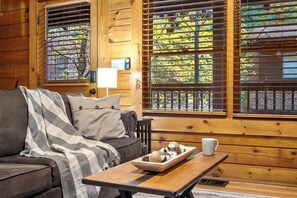 Smart TV, fireplace - Hidden Cozy Cabin Villa with Hot Tub Close to Everything (Pigeon Forge)