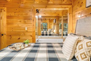 2 bedrooms, free WiFi - Hidden Cozy Cabin Villa with Hot Tub Close to Everything (Pigeon Forge)