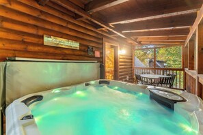 Outdoor dining - Hidden Cozy Cabin Villa with Hot Tub Close to Everything (Pigeon Forge)
