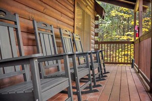 Terrace/patio - Hidden Cozy Cabin Villa with Hot Tub Close to Everything (Pigeon Forge)