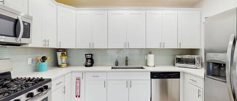 Kjøleskap, mikrobølgeovn, ovn og kokeplater