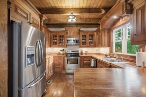 Coffee/tea maker, fridge, microwave, oven - Lakeside Lodge Retreat | Luxury Cabin on Watts Bar (Spring City)