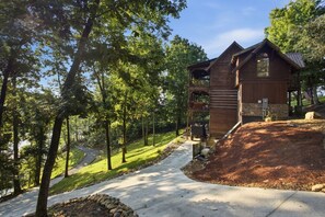 Property grounds - Lakeside Lodge Retreat | Luxury Cabin on Watts Bar (Spring City)