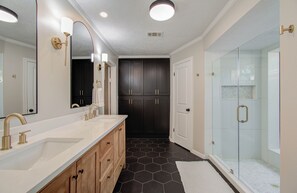 Shower, hair dryer, towels, soap - Chic TX House w/ Pool and Relaxing Atmosphere (Spring)