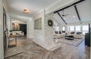 TV - Chic TX House w/ Pool and Relaxing Atmosphere (Spring)