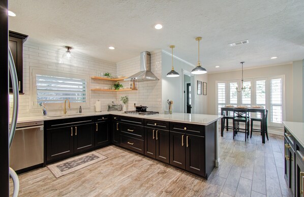 Microwave, oven, stovetop, dishwasher - Chic TX House w/ Pool and Relaxing Atmosphere (Spring)