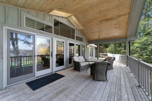 Outdoor dining - Stunning home steps from Lake Toxaway and Club house, 3Bed/3bath (Lake Toxaway)