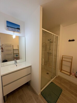 Hair dryer, towels, soap, toilet paper - Lovely studio with terrace in recent building 5 minutes from the beach (Dinard)