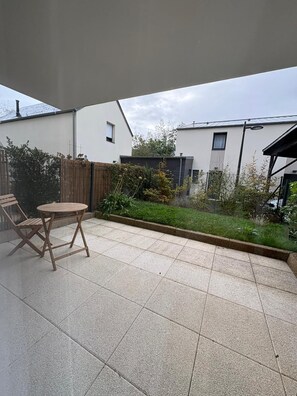 Outdoor dining - Lovely studio with terrace in recent building 5 minutes from the beach (Dinard)