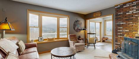 Een televisie en een tafeltennistafel