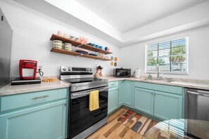 House, Non Smoking, Pets Allowed | Private kitchen | Full-size fridge, microwave, oven, stovetop