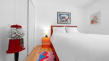 Escritorio, espacio para trabajar con laptop y wifi gratis