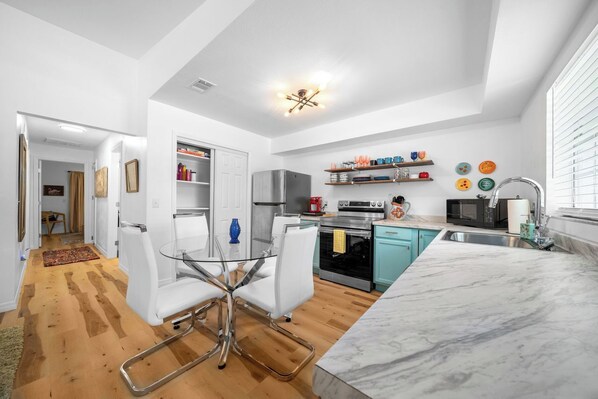 Casa, 3 habitaciones, no fumadores, Se admiten mascotas | Cocina privada | Frigorífico grande, microondas, horno y placa de cocina