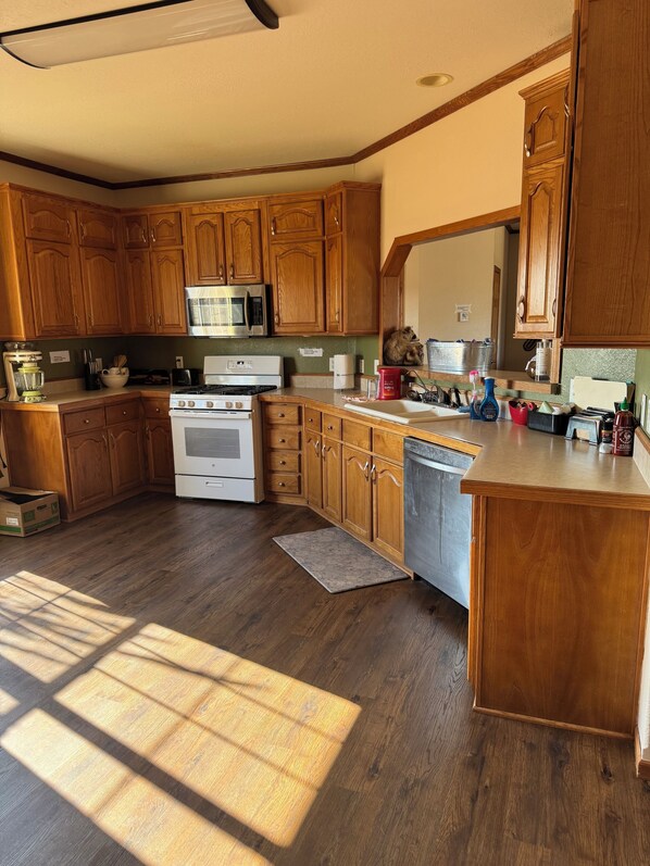 Private kitchen - The Lodge…enjoy a quiet country stay. (Pretty Prairie Kansas)