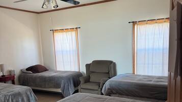 8 slaapkamers, een strijkplank/strijkijzer, wifi, beddengoed