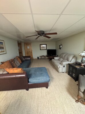 TV - The Lodge…enjoy a quiet country stay. (Pretty Prairie Kansas)