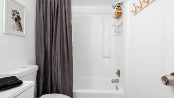 Maison, 3 chambres, non-fumeurs, animaux de compagnie acceptés | Salle de bain | Articles de toilette gratuits, sèche-cheveux, serviettes fournies, savon