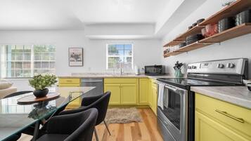 House, 3 Bedrooms, Non Smoking, Haiwan Kesayangan Dibenarkan | Dapur peribadi | Peti sejuk/penyejuk beku saiz penuh, ketuhar gelombang mikro, ketuhar