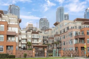 Exterior - Waterfront Spacious 1BR+Den Walk to Pike Place (Seattle)