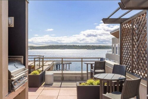 Waterfront Spacious 1BR+Den Walk to Pike Place