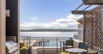 Waterfront Spacious 1BR+Den Walk to Pike Place