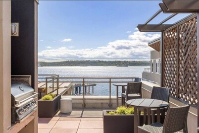 Waterfront Spacious 1BR+Den Walk to Pike Place