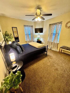 1 bedroom, iron/ironing board, WiFi, bed sheets - Quiet, Comfortable & Spacious 3rd Flr. 1 Bd Rm, 1 Bth Apt. No Cleaning Fee! (Philadelphia)