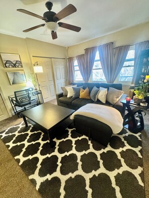 TV - Quiet, Comfortable & Spacious 3rd Flr. 1 Bd Rm, 1 Bth Apt. No Cleaning Fee! (Philadelphia)