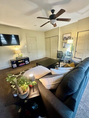 TV - Quiet, Comfortable & Spacious 3rd Flr. 1 Bd Rm, 1 Bth Apt. No Cleaning Fee! (Philadelphia)