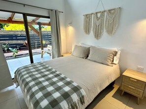 مساحة عمل للكمبيوتر المحمول ومكواة/لوح كي وواي فاي مجانًا