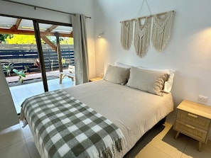 Laptop workspace, iron/ironing board, free WiFi - Makihi Suites (Hanga Roa)