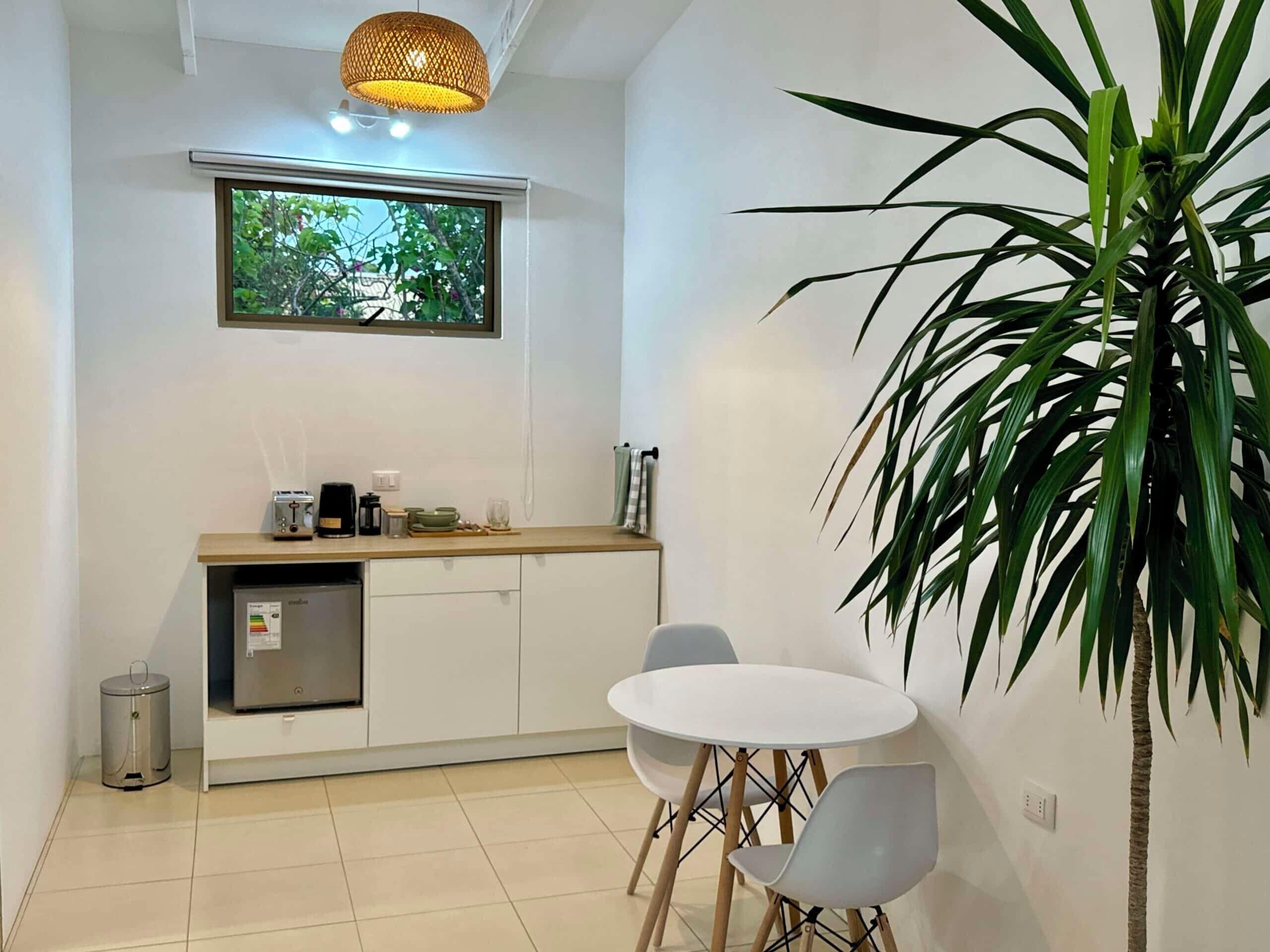 Khu vực làm việc phù hợp cho laptop, bàn ủi/dụng cụ ủi quần áo 