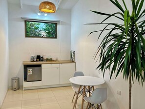 Laptop workspace, iron/ironing board, free WiFi