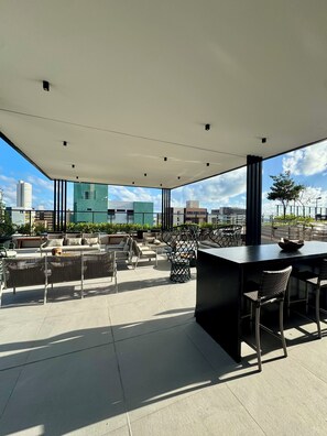 Outdoor dining - Modern Studio • Near the Beach-500m • Rooftop Pool (João Pessoa)