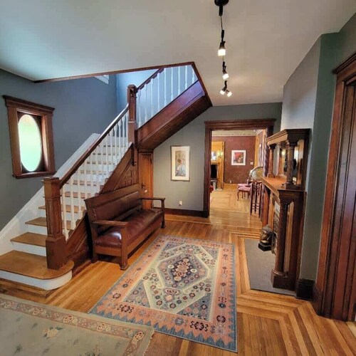 Adler House: A charming South Bend escape. - Yellow Room