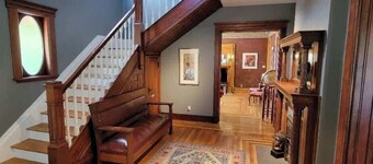 Adler House: A charming South Bend escape. - Yellow Room