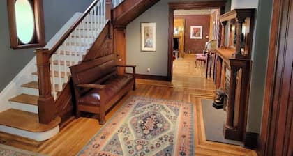 Adler House: A charming South Bend escape. - Yellow Room