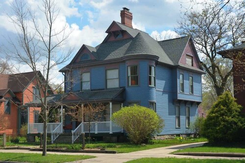 Adler House: A charming South Bend escape. - Yellow Room